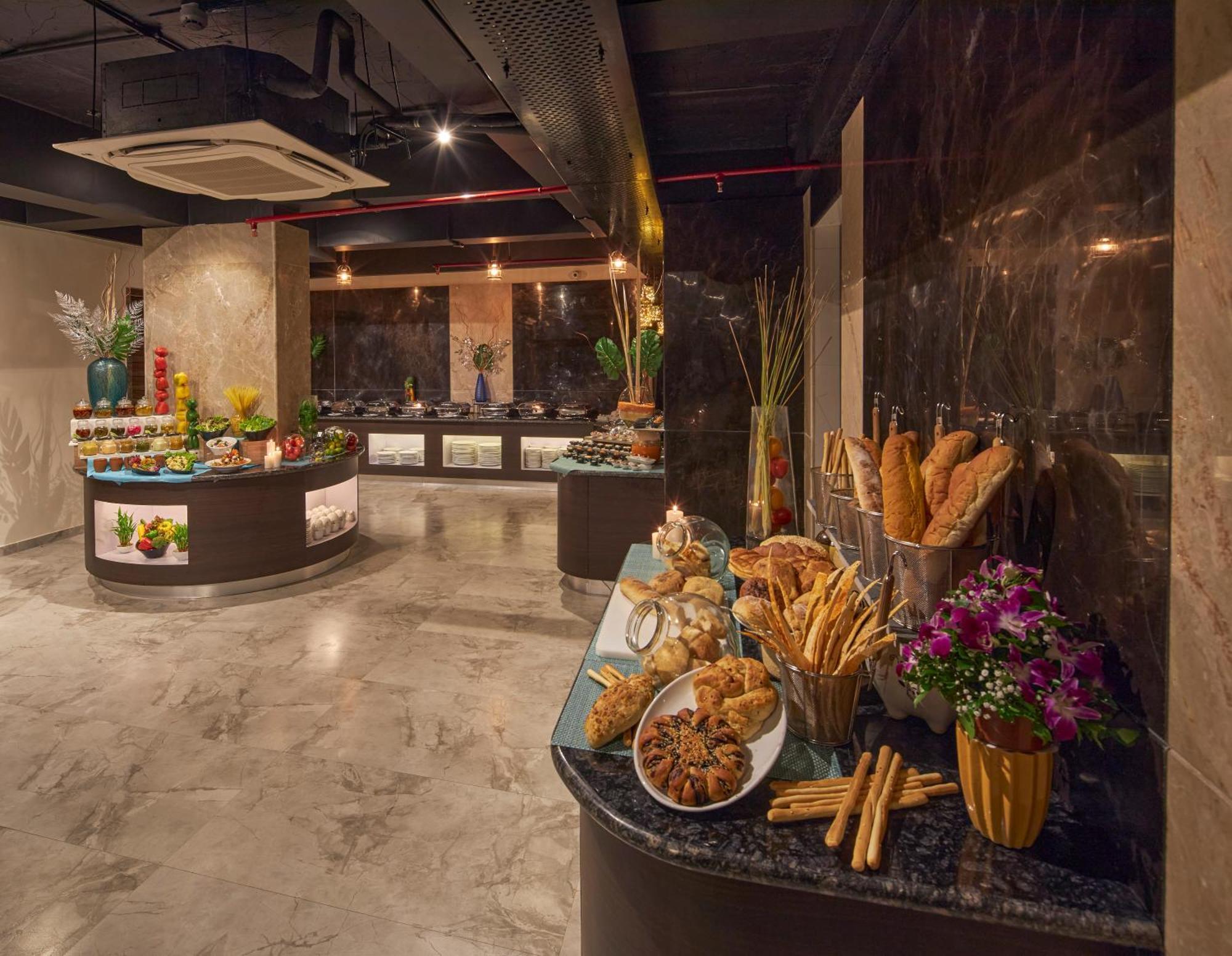 Regenta Central Imperial Candolim Goa Bagian luar foto